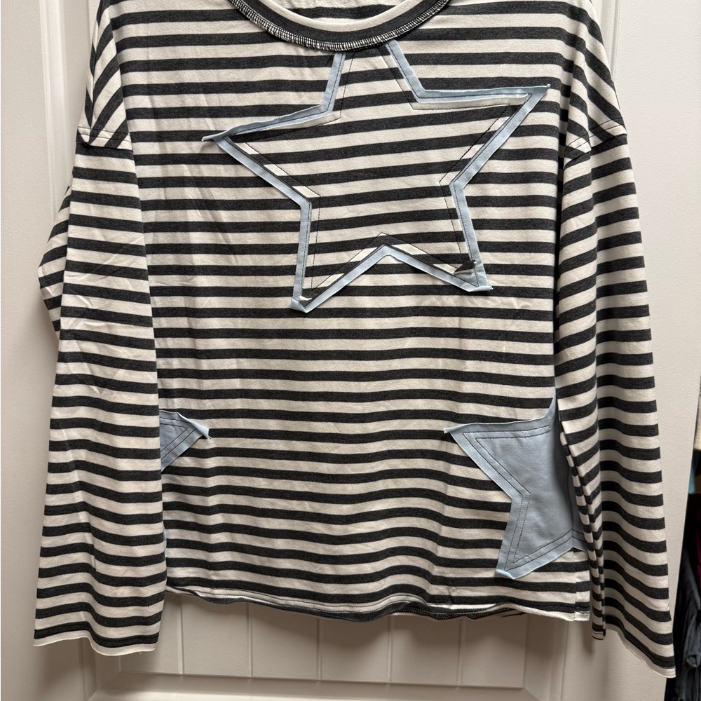 HAZEL BLUES®  GRAY STRIPE STARRY PATCH RAW EDGE CASUAL KNIT TOP Size Small NWOT - Picture 5 of 12